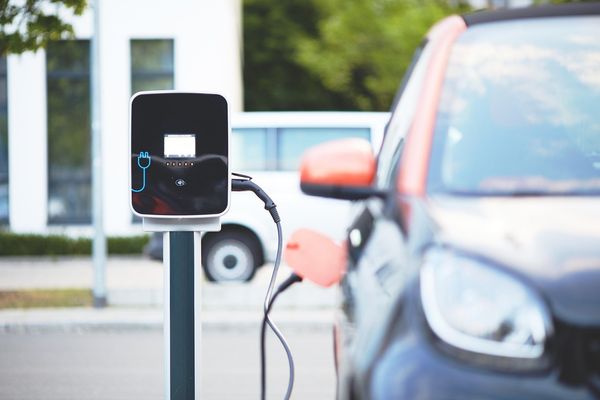 Ładowanie samochodów elektrycznych: Kluczowe informacje dla nowych użytkowników